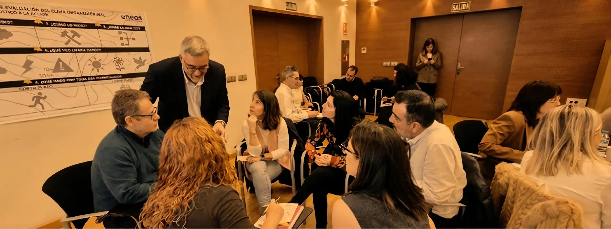 Javier Cremades en una dinámica grupal de liderazgo para mandos intermedios.