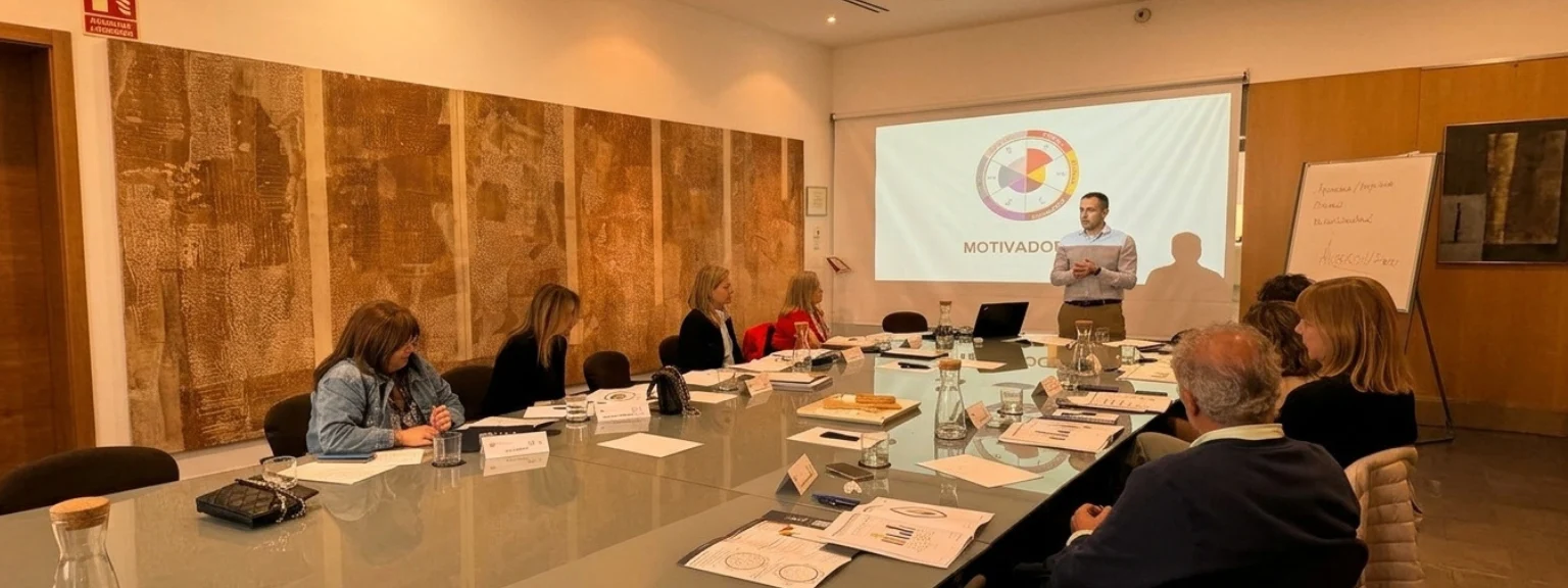 Consultor durante una de las sesiones de la formación en liderazgo y habilidades directivas "In-company".