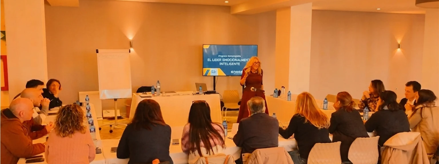 Imagen de una formación presencial en liderazgo para futuros directivos.