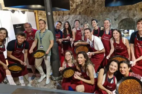 Foto grupal en Team Builiding Culinario de Eneas Consultores.