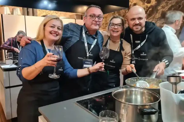 Grupo de participantes en Team Builiding Culinario de Eneas Consultores.